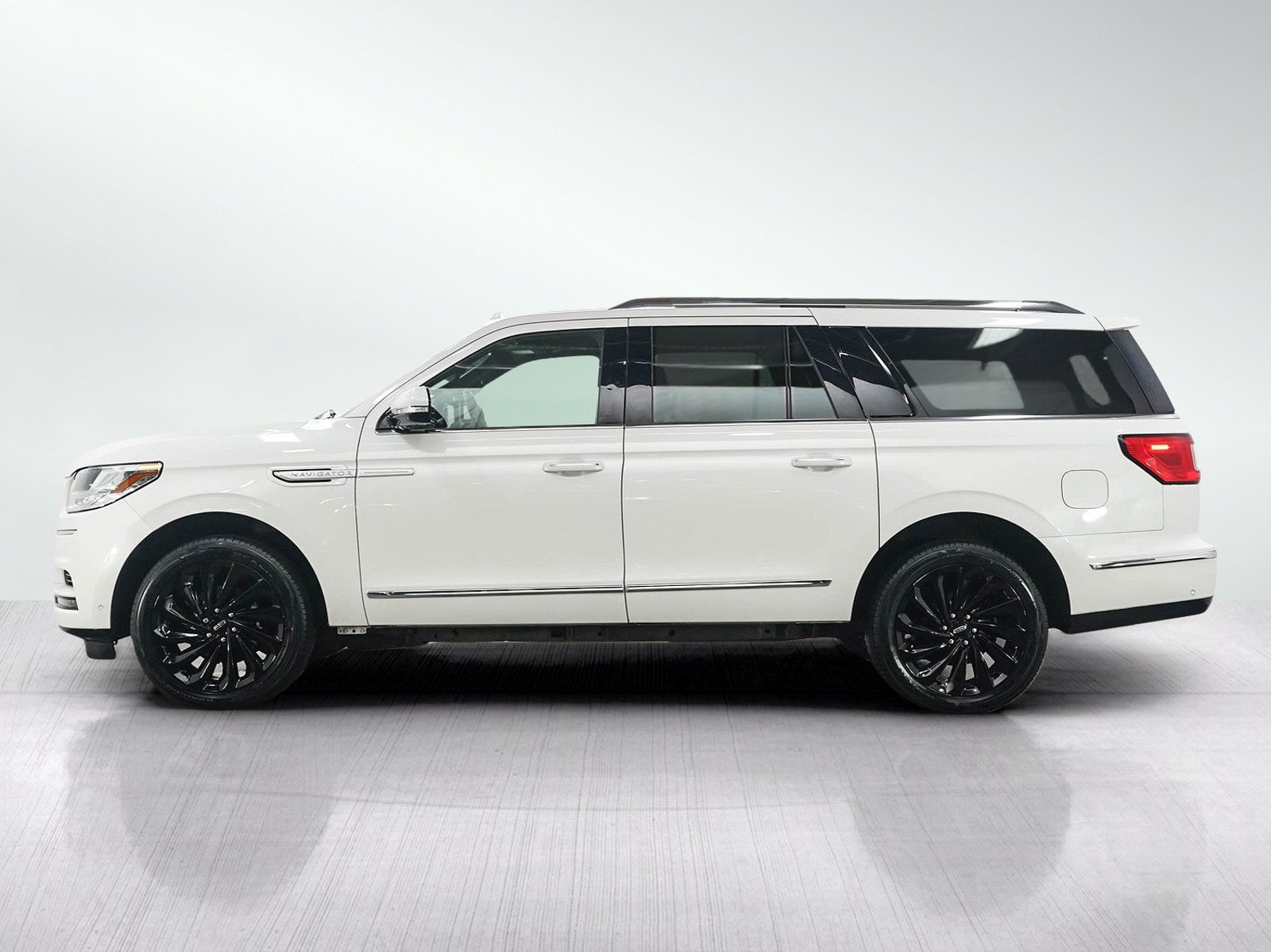 Used 2021 Lincoln Navigator L Reserve AWD/4WD image 2