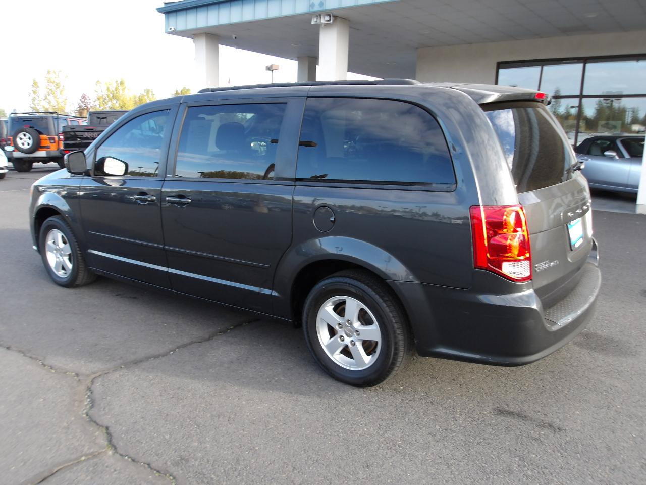 Used 2012 Dodge Grand Caravan SXT FWD image 3