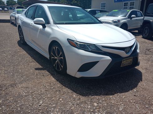 Used 2019 Toyota Camry SE FWD image 1