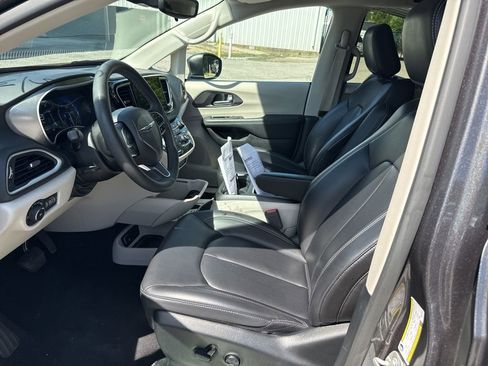 Used 2023 Chrysler Pacifica Touring-L FWD image 12