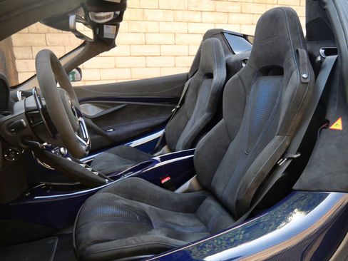 Used 2022 McLaren 765LT RWD image 17