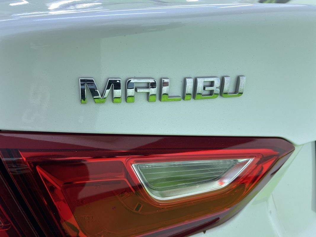 Used 2017 Chevrolet Malibu LT FWD image 12