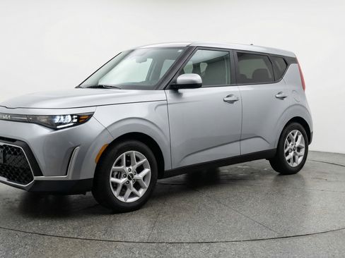 Used 2025 Kia Soul LX w/ LX Technology Package FWD image 3