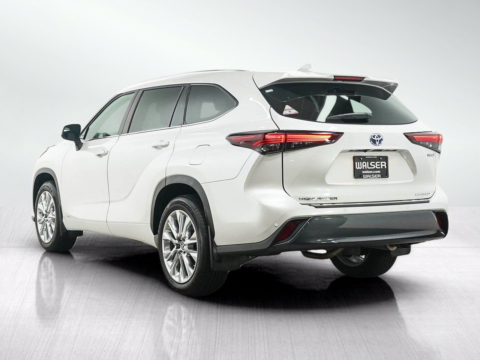 Used 2024 Toyota Highlander Limited AWD/4WD image 4