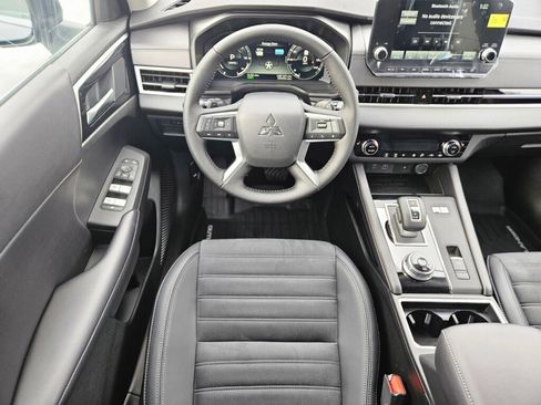 New 2025 Mitsubishi Outlander SE image 13