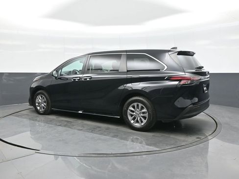 Certified 2022 Toyota Sienna XLE image 7