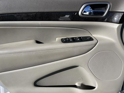 Used 2011 Jeep Grand Cherokee Laredo image 8