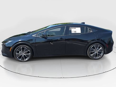 Used 2024 Toyota Prius XLE FWD image 5