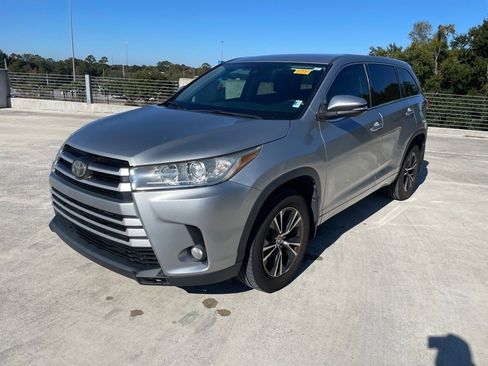Used 2017 Toyota Highlander LE image 3