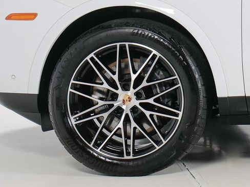 Certified 2026 Porsche Cayenne AWD/4WD image 32