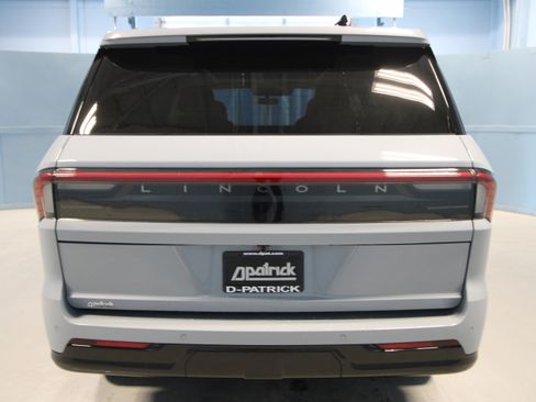 New 2026 Lincoln Navigator Reserve AWD/4WD image 36