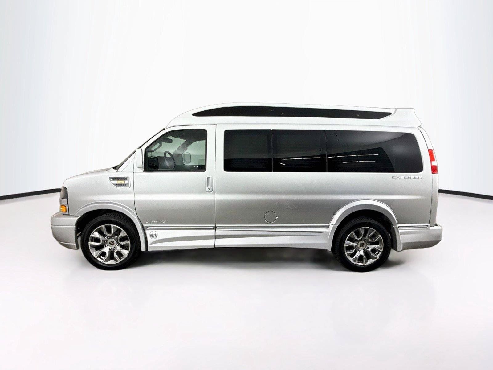 Used 2023 Chevrolet Express 2500 RWD image 2