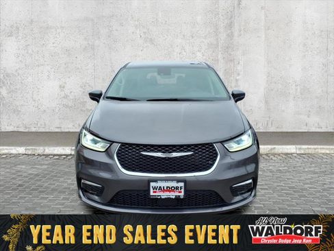Used 2023 Chrysler Pacifica Touring-L image 6