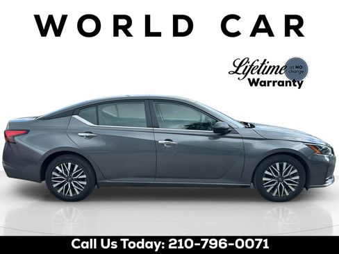 Used 2025 Nissan Altima 2.5 SV FWD image 2