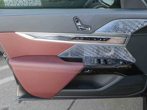 Used 2025 BMW 750e xDrive w/ Premium Package image 17