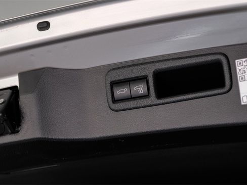 Used 2022 Toyota Venza XLE image 54