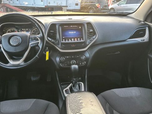 Used 2017 Jeep Cherokee Latitude image 2