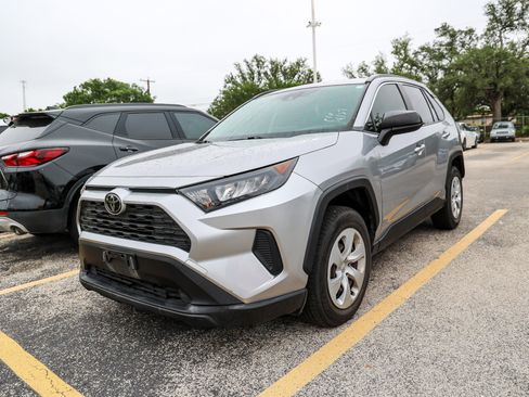 Used 2019 Toyota RAV4 LE FWD image 1