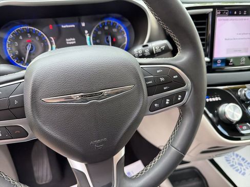 Used 2023 Chrysler Pacifica Touring-L FWD image 22