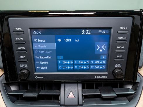 Used 2021 Toyota RAV4 XLE w/ Convenience Package FWD image 17