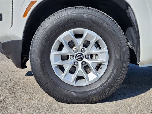 Used 2024 Nissan Frontier SV image 12