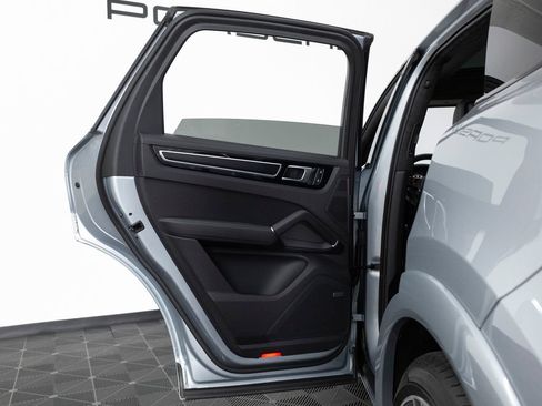 Certified 2023 Porsche Cayenne GTS AWD/4WD image 31