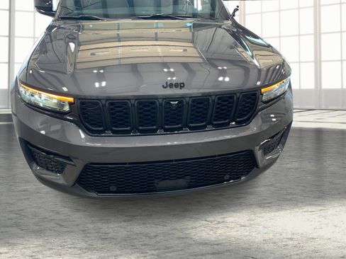 New 2025 Jeep Grand Cherokee Limited w/ Luxury Tech Group II image 22