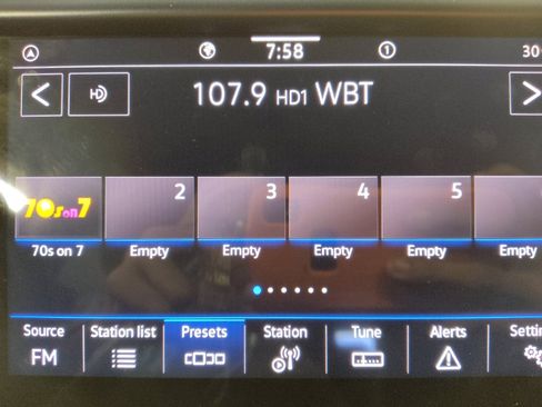 Used 2022 Volkswagen Taos SE image 25