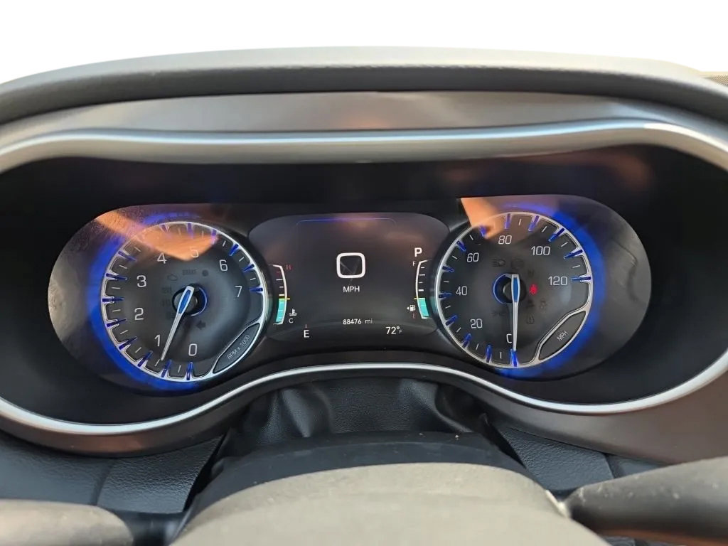 Used 2023 Chrysler Pacifica Touring-L FWD image 26