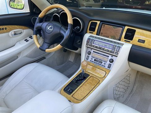 Used 2005 Lexus SC 430 Convertible RWD image 2