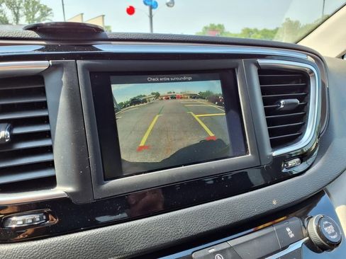 Used 2020 Chrysler Voyager LX image 32