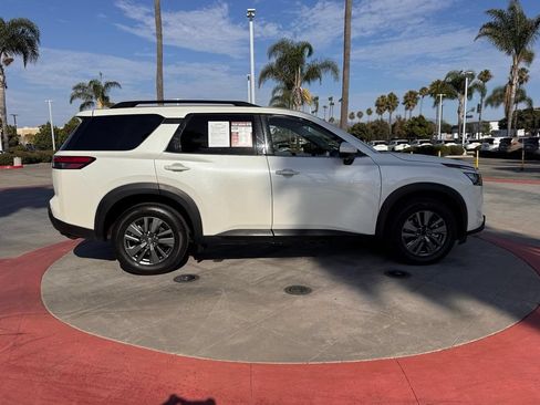 Certified 2024 Nissan Pathfinder SV FWD image 9