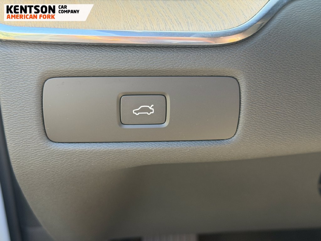 Used 2026 Volvo XC60 B5 Plus AWD/4WD image 17