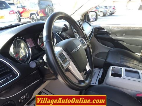 Used 2014 Chrysler Town & Country Touring w/ Trailer Tow Group image 17