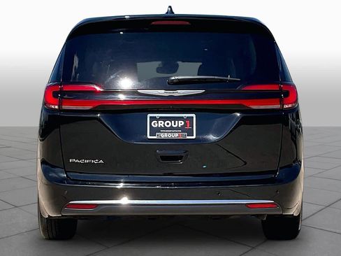 Used 2024 Chrysler Pacifica Touring-L FWD image 5