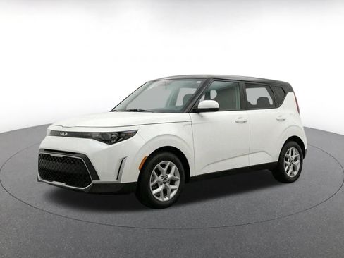 Used 2025 Kia Soul LX w/ LX Technology Package FWD image 3