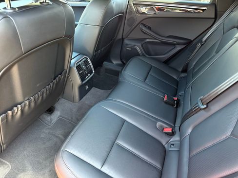 Used 2025 Porsche Macan AWD/4WD image 31