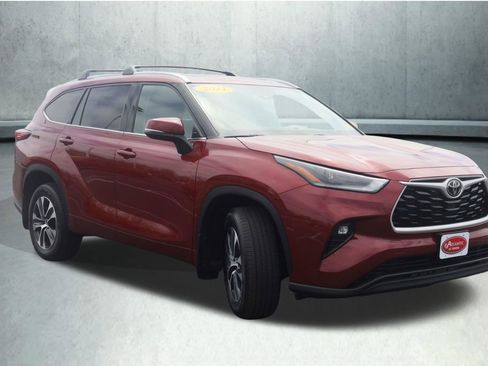 Used 2021 Toyota Highlander XLE AWD/4WD image 16