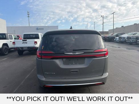 Used 2025 Chrysler Pacifica Select FWD image 5