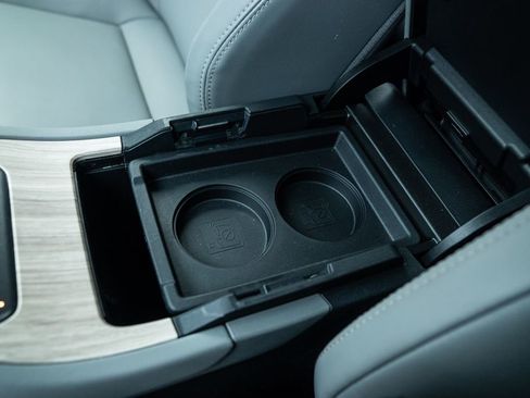 Used 2022 Toyota Venza XLE image 31