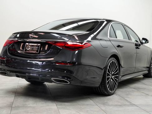 Used 2022 Mercedes-Benz S 500 4MATIC w/ AMG Line Package image 11