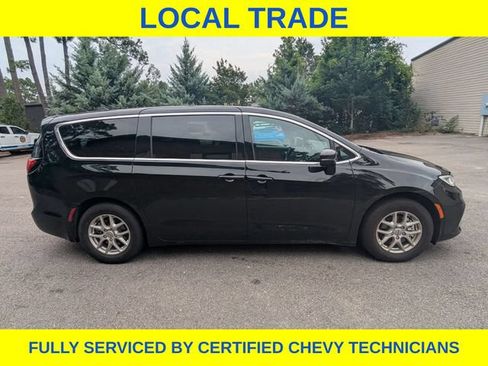 Used 2025 Chrysler Pacifica Select FWD image 3