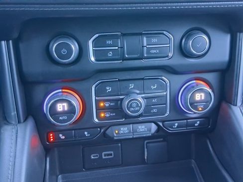 Used 2023 Chevrolet Suburban Z71 w/ Luxury Package image 28