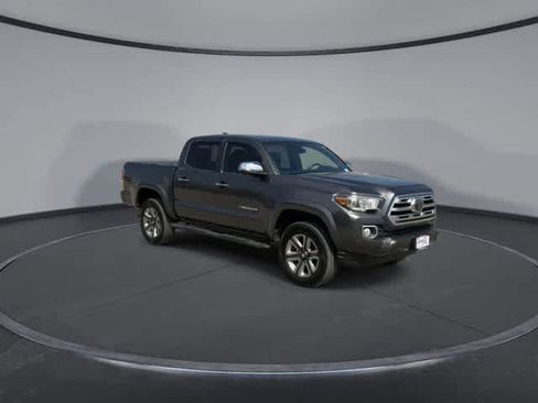 Used 2018 Toyota Tacoma Limited image 2