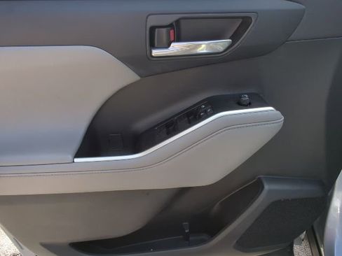 Used 2021 Toyota Highlander XLE image 28