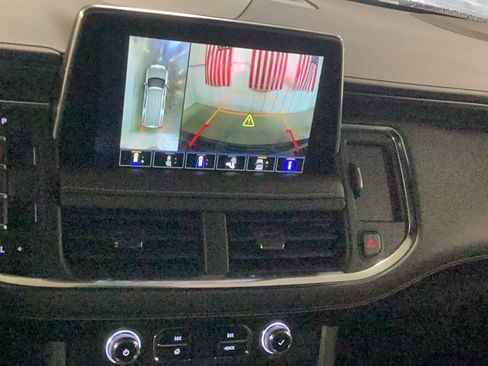 Used 2024 GMC Yukon XL SLT w/ SLT Luxury Package image 12