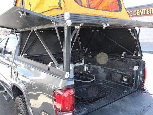 Used 2018 Toyota Tacoma TRD Sport w/ Technology Package image 50