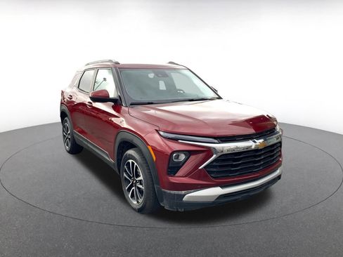 Used 2025 Chevrolet TrailBlazer LT w/ Driver Confidence Package image 1