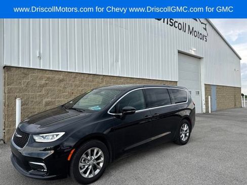 Used 2026 Chrysler Pacifica Limited FWD image 1