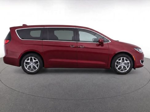 Used 2018 Chrysler Pacifica Touring Plus w/ Tire & Wheel Group FWD image 8